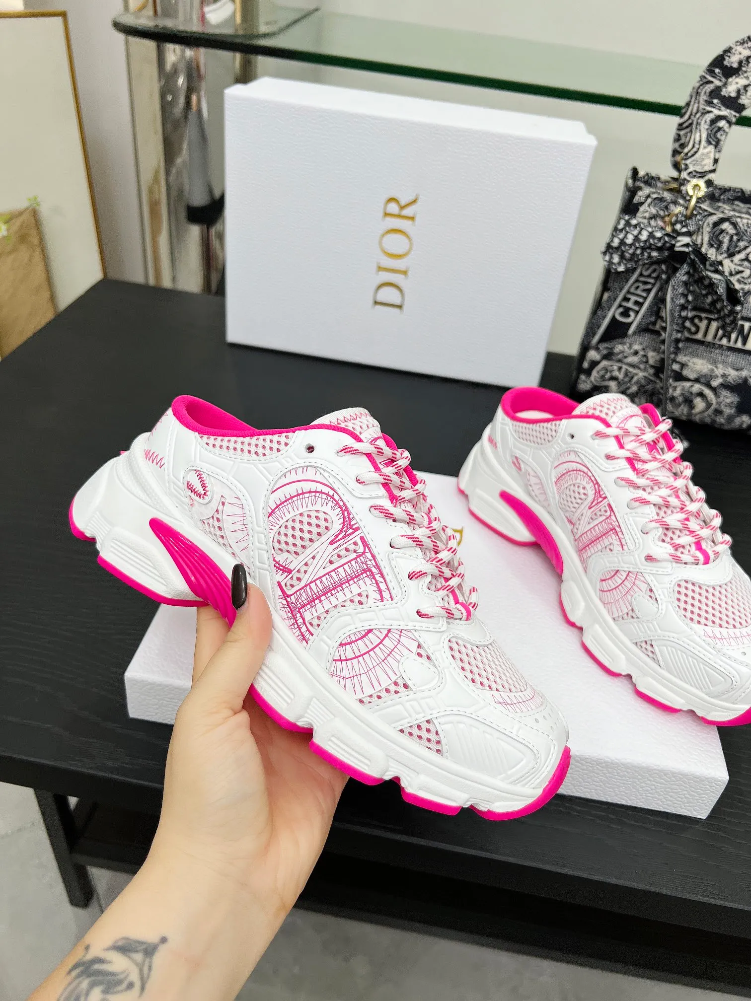 p560🐮🐮This Dior Chrono sports half slipper reinterprets running shoes with Dior's haute couture style. Gray mesh fabric is paired with tonal suede calfskin panels, the CD logo on the side, the star patch on the tongue and the Dior logo on the heel, all in classic fine detail. Featuring two-tone laces and a lightweight sole with star graphics, they can be worn year-round. Size: Women’s size 35-41 (35/42 can be customized) Men’s size 40-46 (men’s version is being printed) Color: 12 colors available